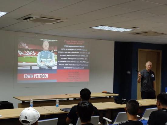 向阿贾克斯学习 富力青训两套系统再次技术交流