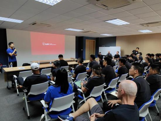 向阿贾克斯学习 富力青训两套系统再次技术交流