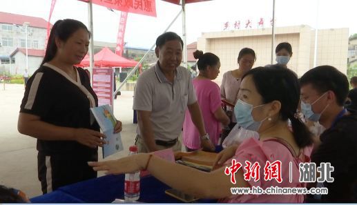 沙洋“人社惠民政策进万家”助力贫困村“摘帽”