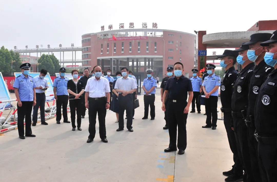 宇向东同志看望慰问高考安保执勤民警