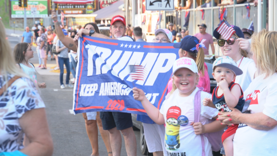 北美观察丨被“总统山”遮挡的 被烟花秀照亮的