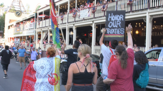 北美观察丨被“总统山”遮挡的 被烟花秀照亮的