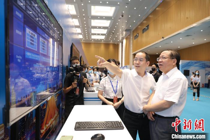 广西壮族自治区党委常委、自治区常务副主席秦如培(右)了解5G+智慧城市建设进展。 文泉 摄 广西壮族自治区党委常委、自治区常务副主席秦如培(右)了解5G+智慧城市建设进展。 文泉 摄