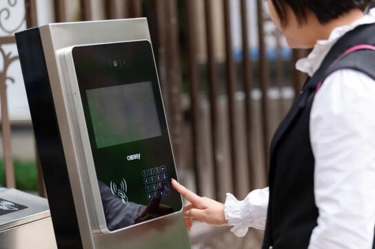 邦泰物业荣获“四川十大品质物业”奖项