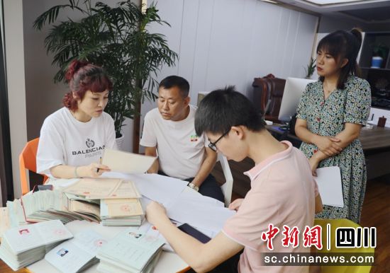 武胜县住建局工作人员检查企业资质及是否有职称资格证挂证人员等情况。武胜县纪委监委供图 