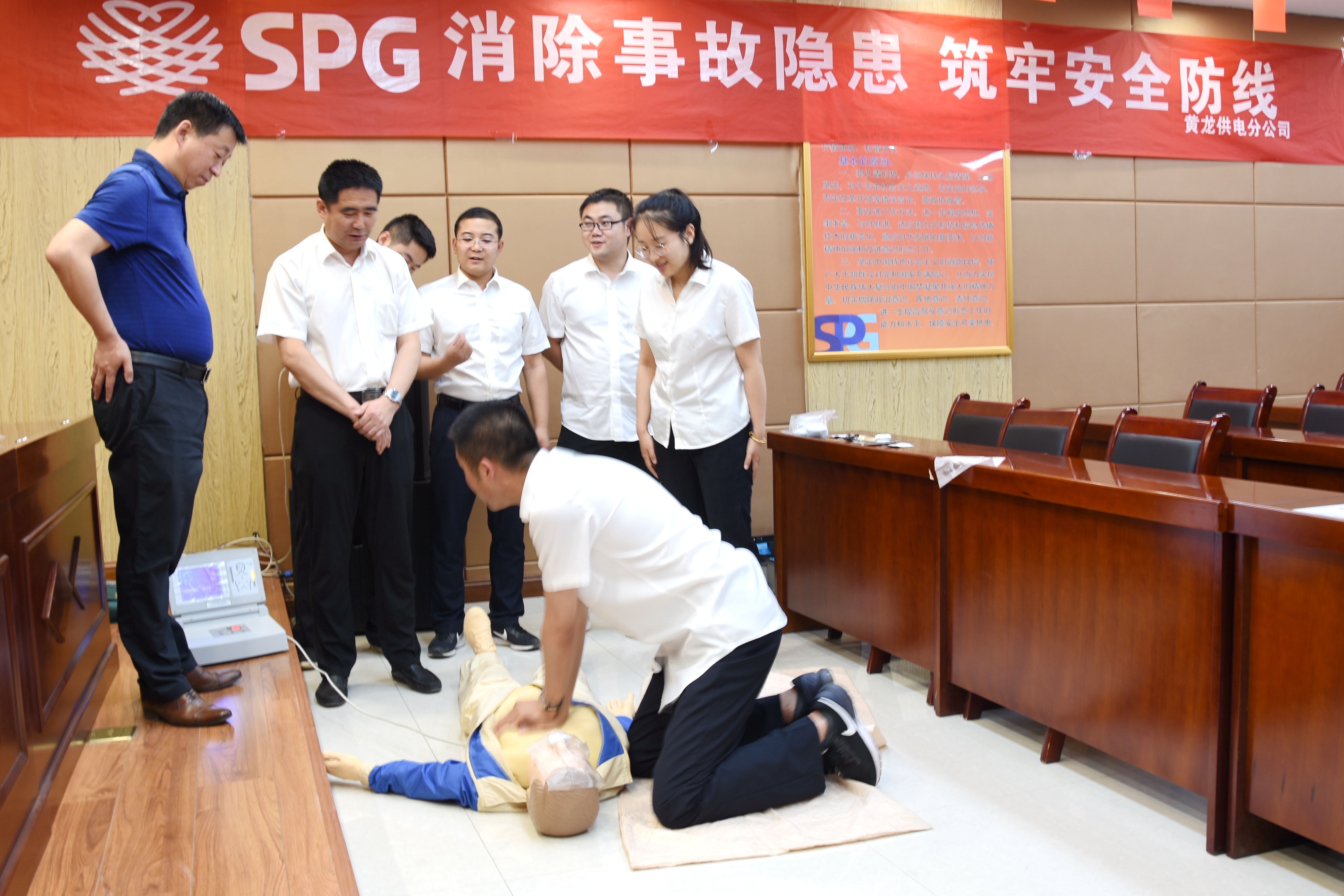 陕西黄龙供电公司开展触电急救模拟演练