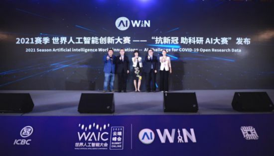 大江东｜AI大咖反思人机共存未来：太多障碍等待突破