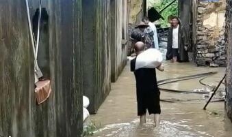 【蓝媒头条榜】浙江各地各高校学生资助政策咨询电话公布；奋战抗洪一线，他们留下了特殊的“印记”