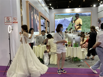 一场婚博会 两天七万人 成交额三亿多 成都婚庆