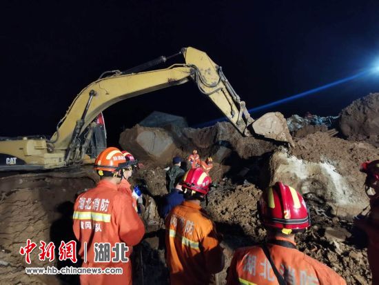 图为黄梅山体滑坡救援现场 王方 摄