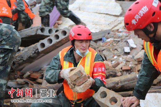 为了生命的奇迹 黄梅“7.8”山体滑坡事故救援纪实