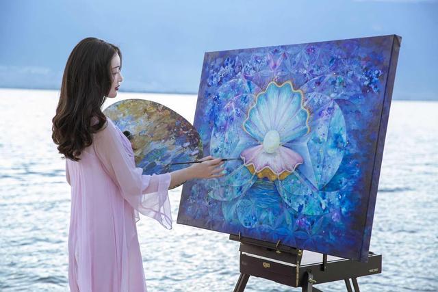 国际知名画家毛思懿为慈善办画展树立行业里程碑