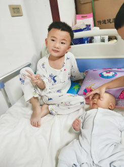 7月7日，嘉佳（左）进入中医康复科接受康复治疗。