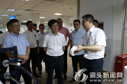 洞头区委书记王蛟虎一行前往华峰集团对接工作