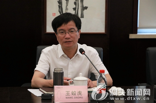 洞头区委书记王蛟虎一行前往华峰集团对接工作