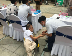 低下头扑下身为民服务 把党和政府的好政策带到