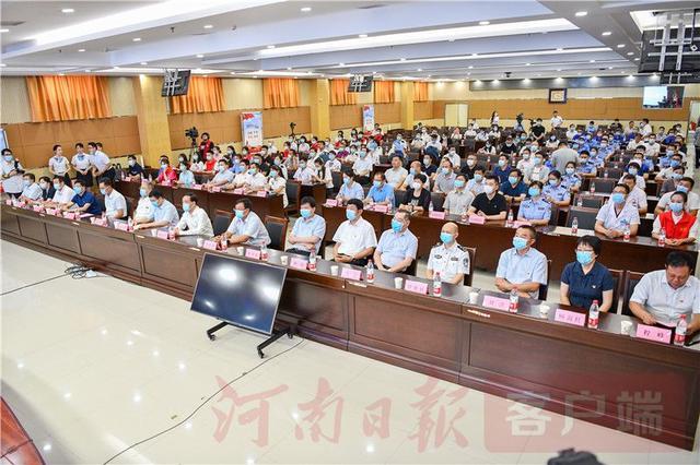 中原战“疫”英雄登上“国家名片”