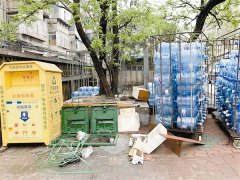 桶装饮用水岂能露天存放？