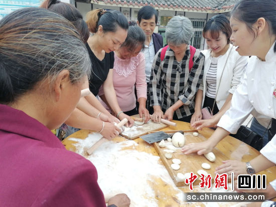 现场传授技艺。王益 摄