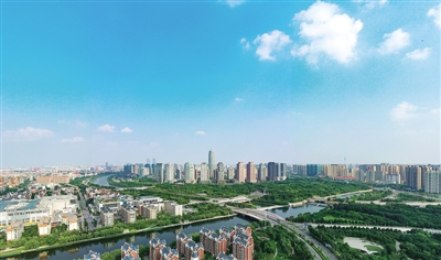 昨日，蓝天下的郑东新区美丽如画 郑报全媒体记者 马健 图