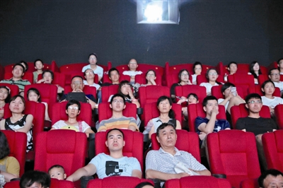 下周一，我们可以去影院看电影啦！