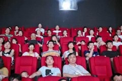 下周一，我们可以去影院看电影啦！
