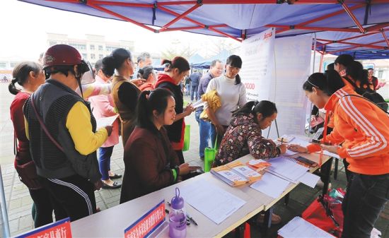 “春风行动”就业扶贫招聘会在琼中举办。 本版照片除署名外均由 林学健 摄
