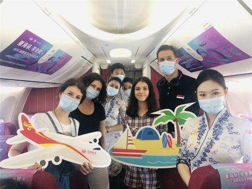 附图2：机上外国友人踊跃参与“乘海航、享免税”主题航班活动