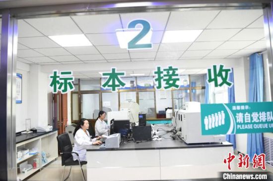 6月中旬，中新网记者走访甘肃省陇南市、天水市、武威市，以及白银市等地基层卫生服务机构，了解基层卫生服务机构建设情况。图为陇南市宕昌县沙湾镇中心卫生院医生操作配备先进的医疗设备。(资料图) 杨艳敏 摄