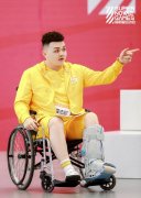 艾福杰尼太过激动忘了自己腿伤从轮椅上站起来，网友纷纷调侃：医学奇迹！