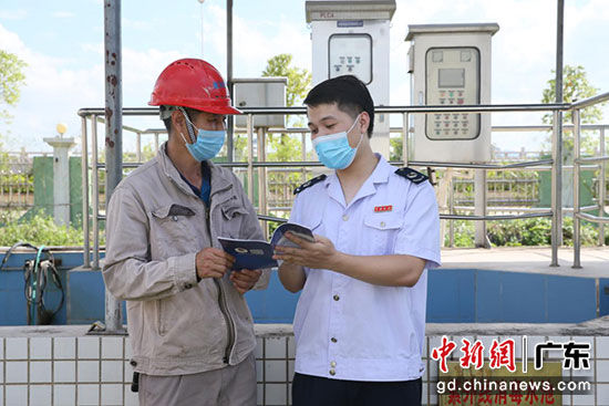 税务人员登门宣讲政策。丰税供图