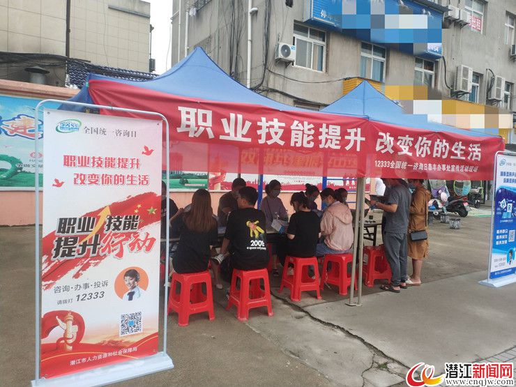 潜江开展“12333全国统一咨询日”活动