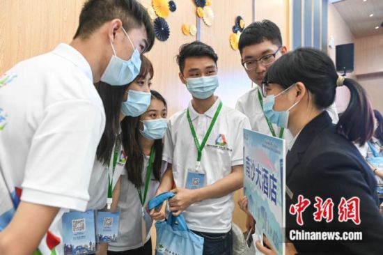 “百企千人”实习计划启动礼现场。陈骥旻 摄