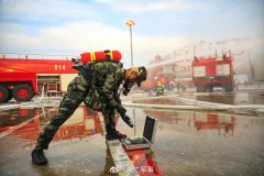 组图：上海浦东机场一架货机起火 武警官兵紧急