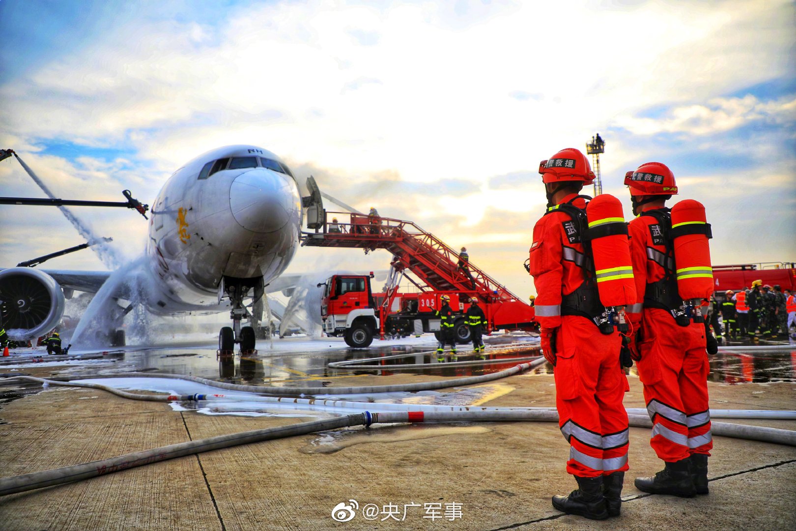 组图：上海浦东机场一架货机起火 武警官兵紧急