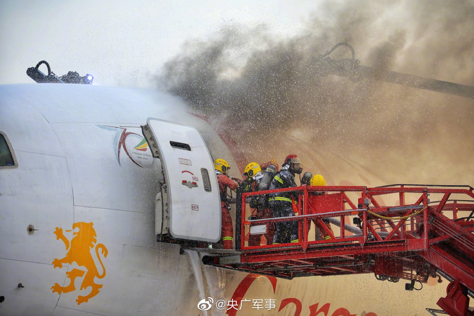 组图：上海浦东机场一架货机起火 武警官兵紧急