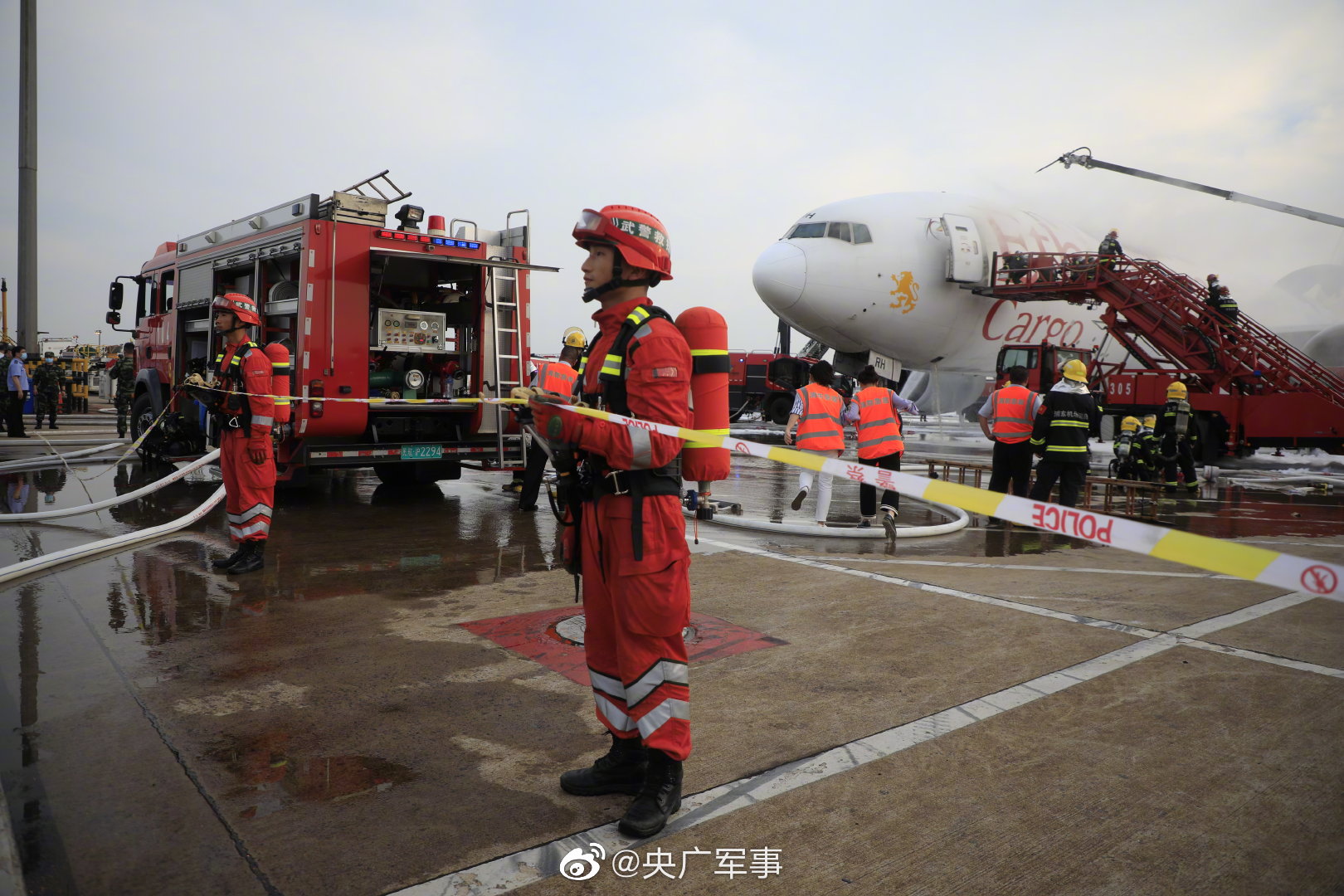 组图：上海浦东机场一架货机起火 武警官兵紧急