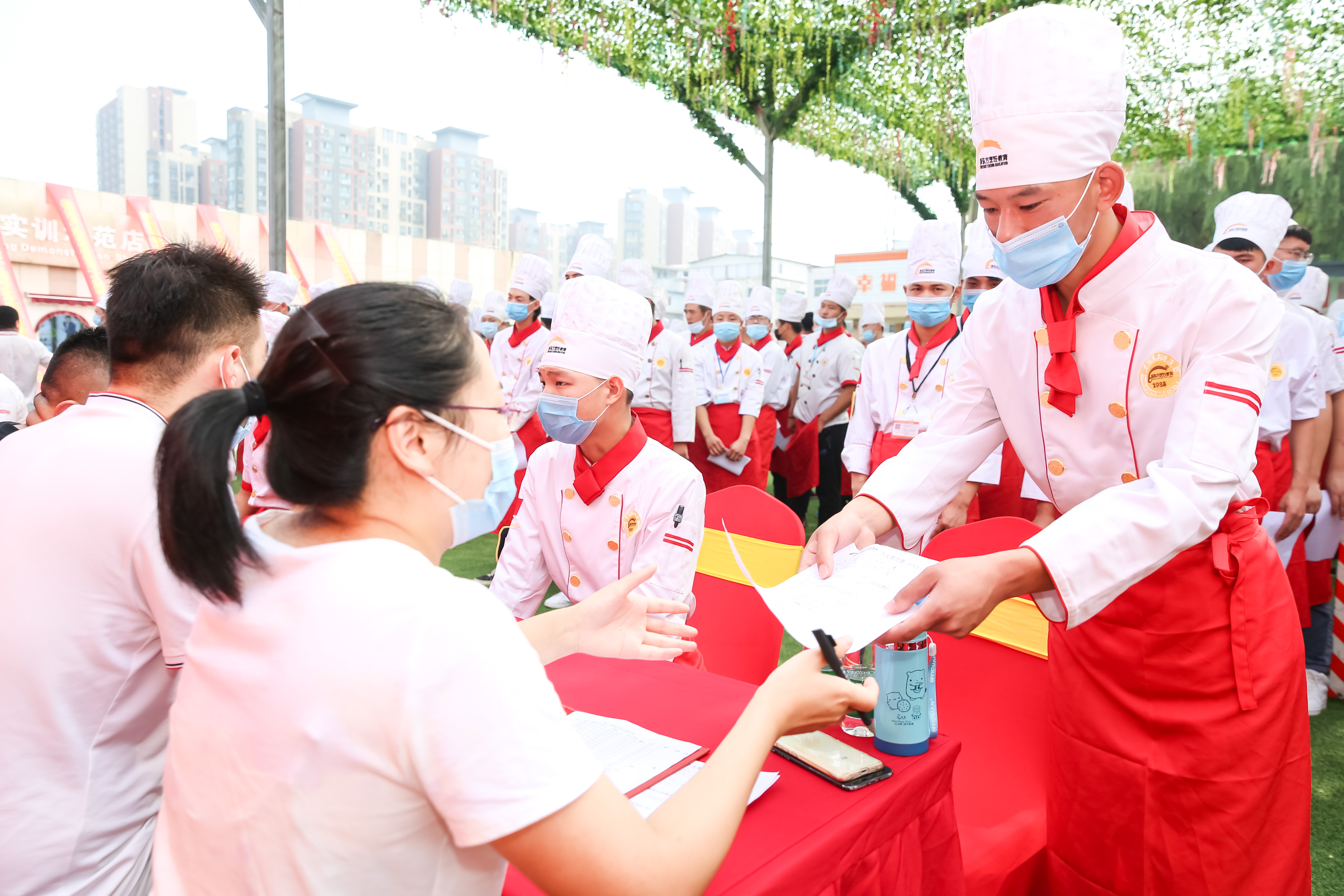 带你领略郑州新东方烹饪学校校企合作定向班企业面试现场盛况