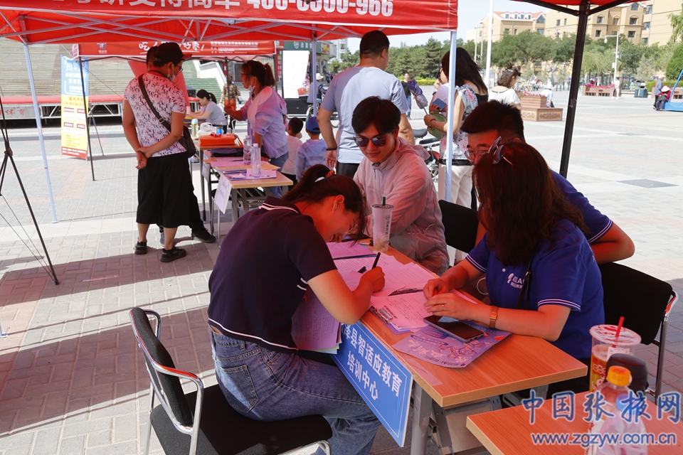 临泽县举办“稳企业 促就业”大型人才招聘会