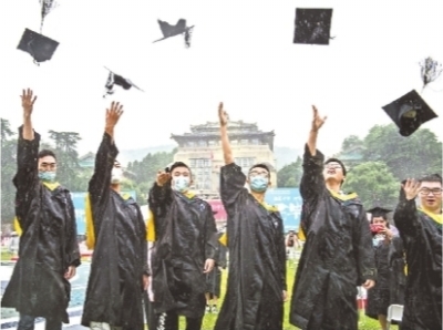 在校能安静读书 毕业即起薪近万 想来大学之城武汉的咨询电话打爆了