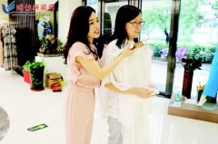 陪人逛街买衣物 时薪300元