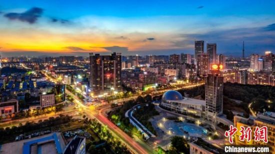 园区大力推动以“5G+人工智能+区块链”为主要特征、与产业链融合推进的企业智能化改造。　长沙经开区企业供图　摄