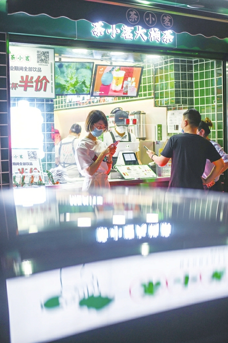 8-15元价位竞争激烈 “老品牌”团队二次创业杀入战局 济南奶茶店：在“下沉市场”甜蜜鏖战