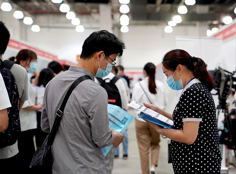 上海夏季人才招聘会：助力毕业生就业“冲刺”