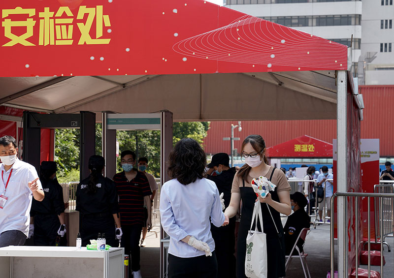 上海夏季人才招聘会：助力毕业生就业“冲刺”