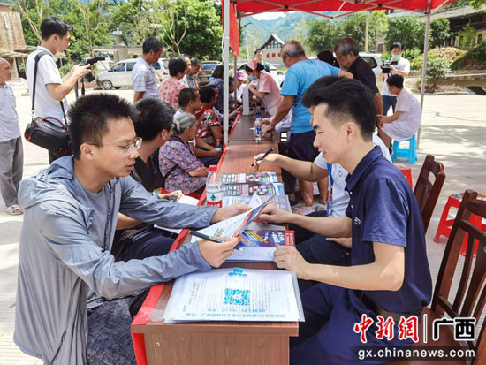 桂林爱心企业到临桂乡村开展义诊助学帮扶活动