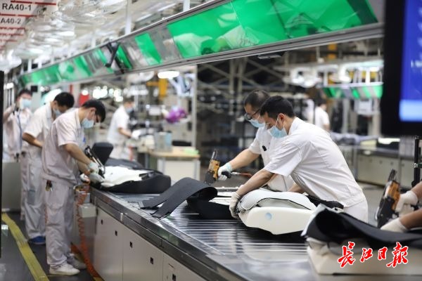 做好“店小二”，为企业“搭把手”，武汉这样