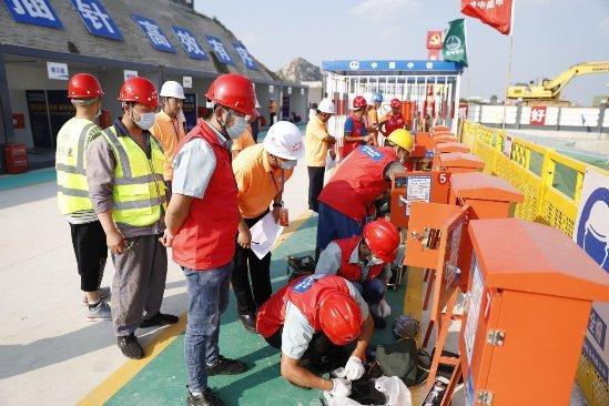 青岛市建筑行业最大规模临电观摩大赛在中铁上海工程局青岛地铁6号线项目举办