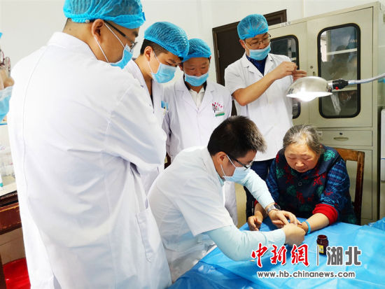杭州市江干区九堡社区卫生服务中心专家柴怡兵专家引进“小针刀”疗法。 谢顺供图