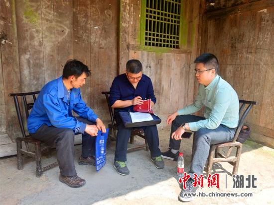 来自杭州的柴怡兵(右一)参加白果乡精准扶贫工作，走访贫困户。 谢顺供图